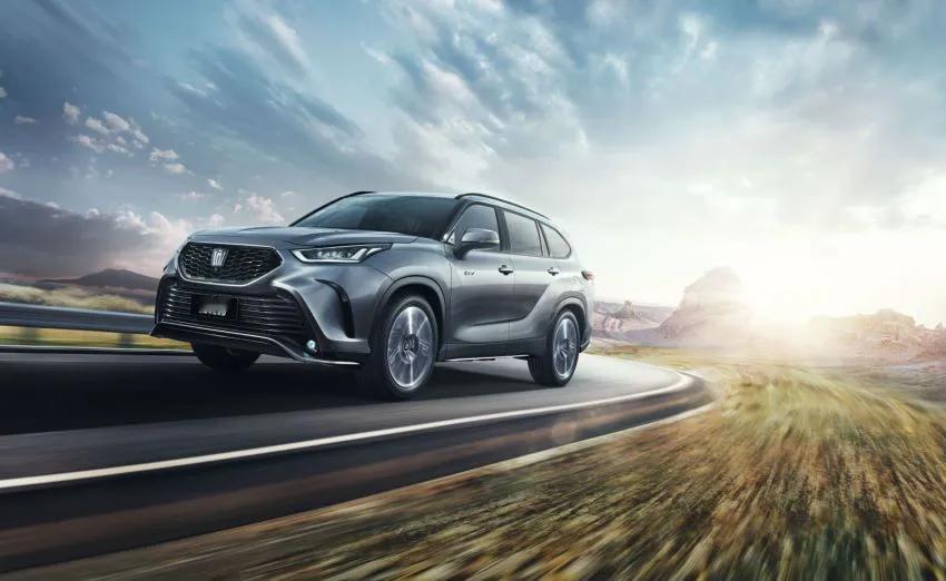 金秋时节，新款皇冠陆放魅力来袭。

它有皇冠车标彰显尊贵，外观时尚且车身宏大。七