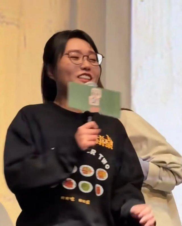 同一件卫衣，李雪琴套上就出门，江疏影穿了件高领薄纱,衣角还掖进去半截。结果一个像
