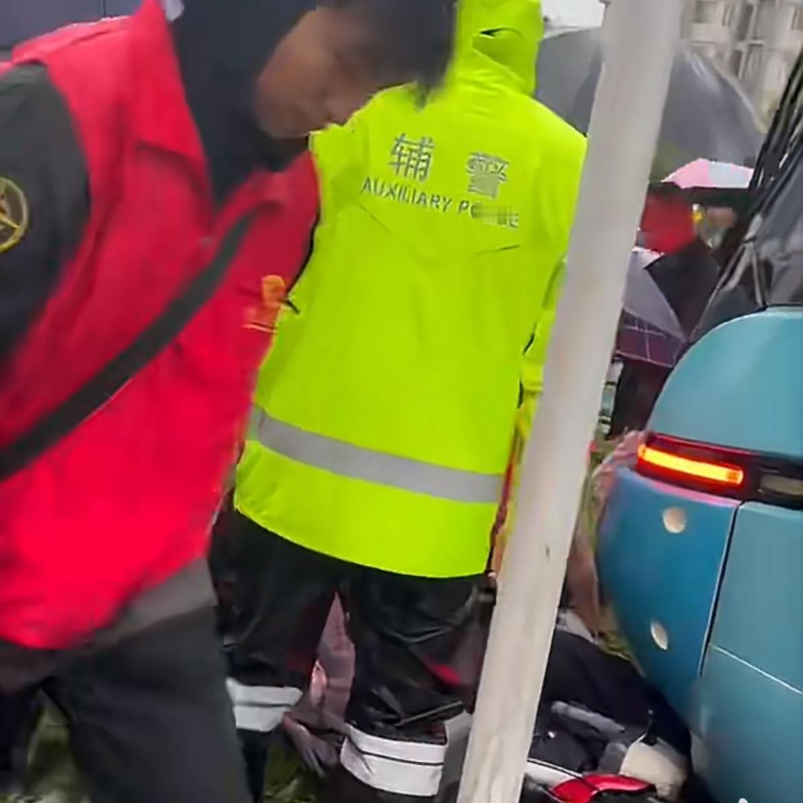 武汉有轨电车与电动车相撞你们在路上见过最离谱的电动车违规行为是什么？真的捏一把冷