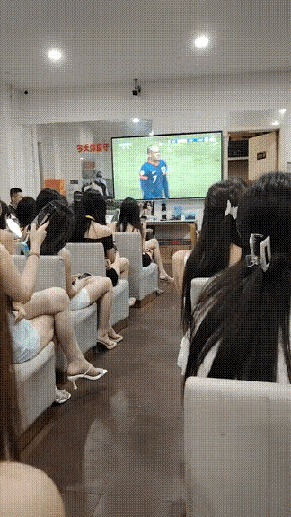 让女生看足球？ 