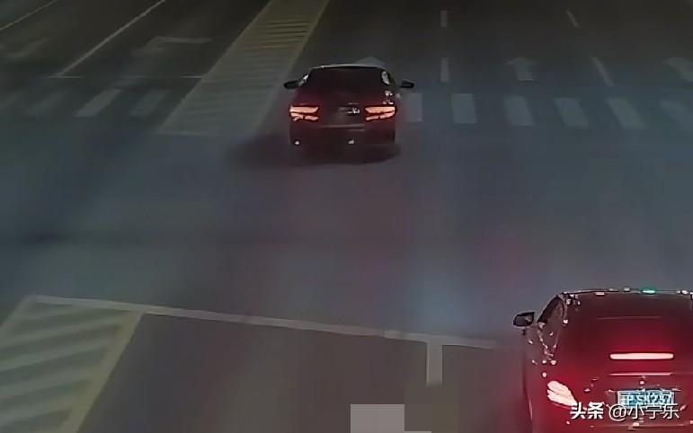 近日，新疆·阿图什，一女子驾驶一辆无牌车连闯5次红灯，交警找到她时，她称是因为心