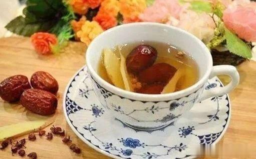 #食养中原[超话]#姜枣茶——祛寒、暖胃、养肾姜枣茶做法：生姜2-3片，大枣3枚