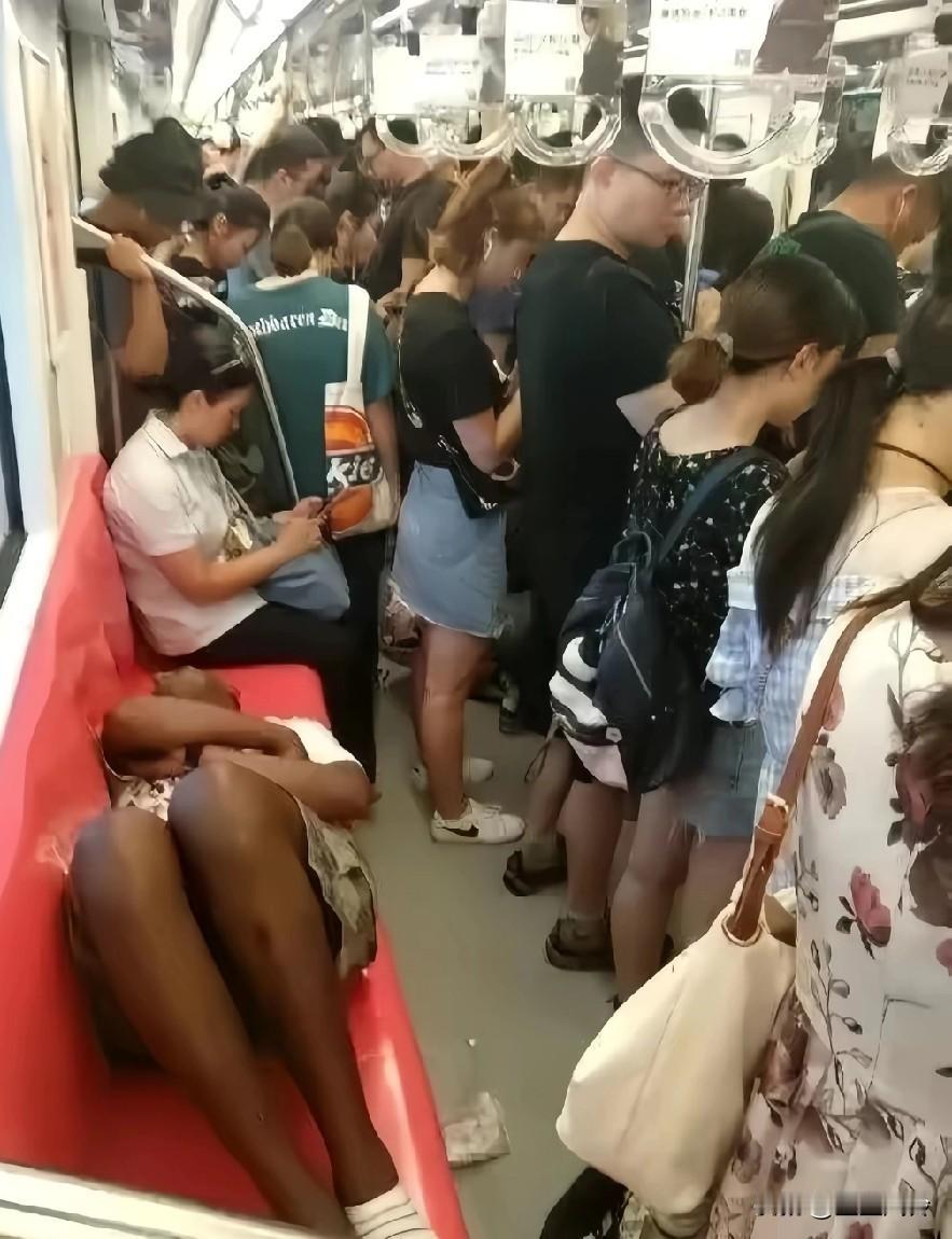 遇到老外，仙女们都不吵架了，一见洋大爷，大爷大妈也都怂了
儒家文化:老实点不要惹