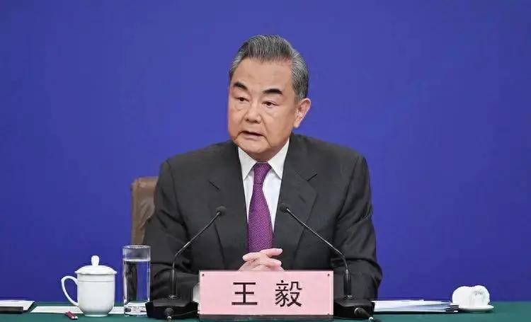 日本要变天？其实背后是一盘大棋！日本政坛地震，新首相石破茂上台仅9天，王毅接到一