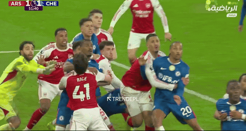 切尔西应该获得点球还是不应该获得点球？

镜头一：萨利巴用双手环抱佩德罗，阻碍他