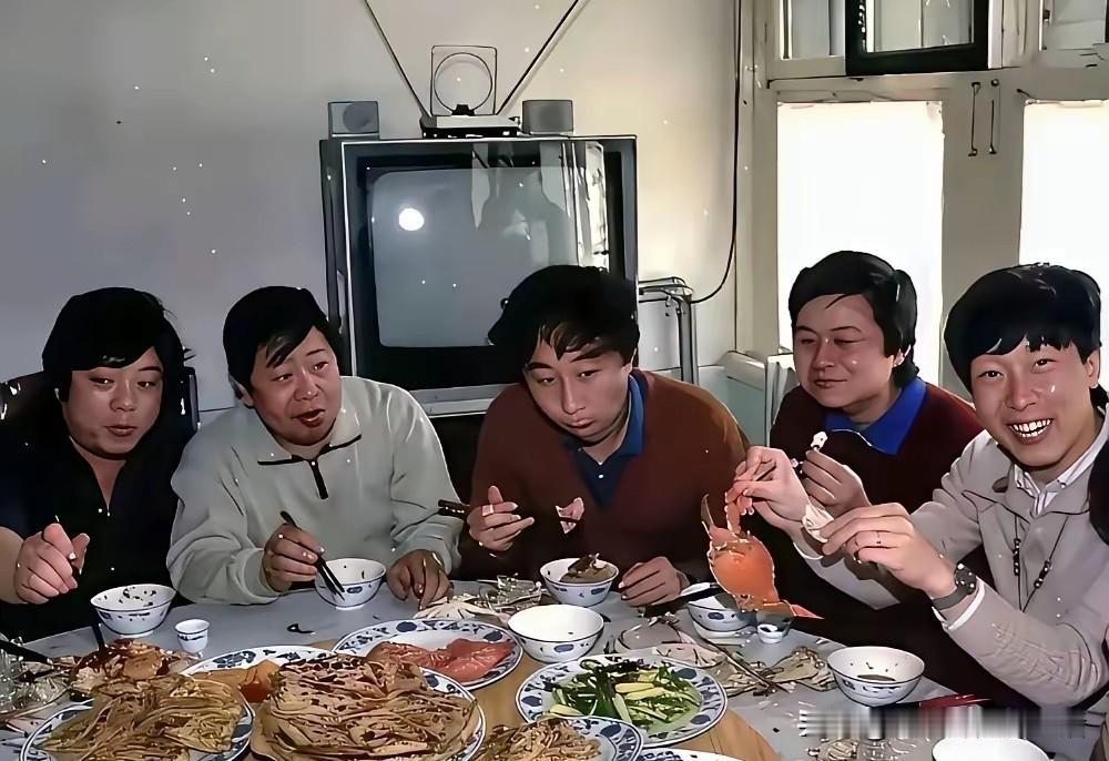 过去的人真是不喜欢理发，都是这种长不长短不短的发型，看起来非常油腻[捂脸][捂脸