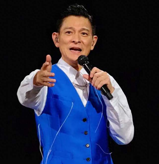 岁月从不饶人！65岁刘德华近况曝光，和76岁张艺谋殊途同归
