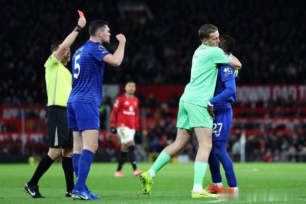 续集？太妃双雄“拳上”言和埃弗顿在周一英超客场对阵曼联时闹出内讧：伊德里萨·盖耶