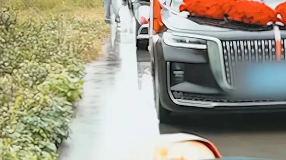 “这个新娘火到了人民日报！”江苏徐州，新娘出嫁途中大喊停车，从车上下来，不顾地上