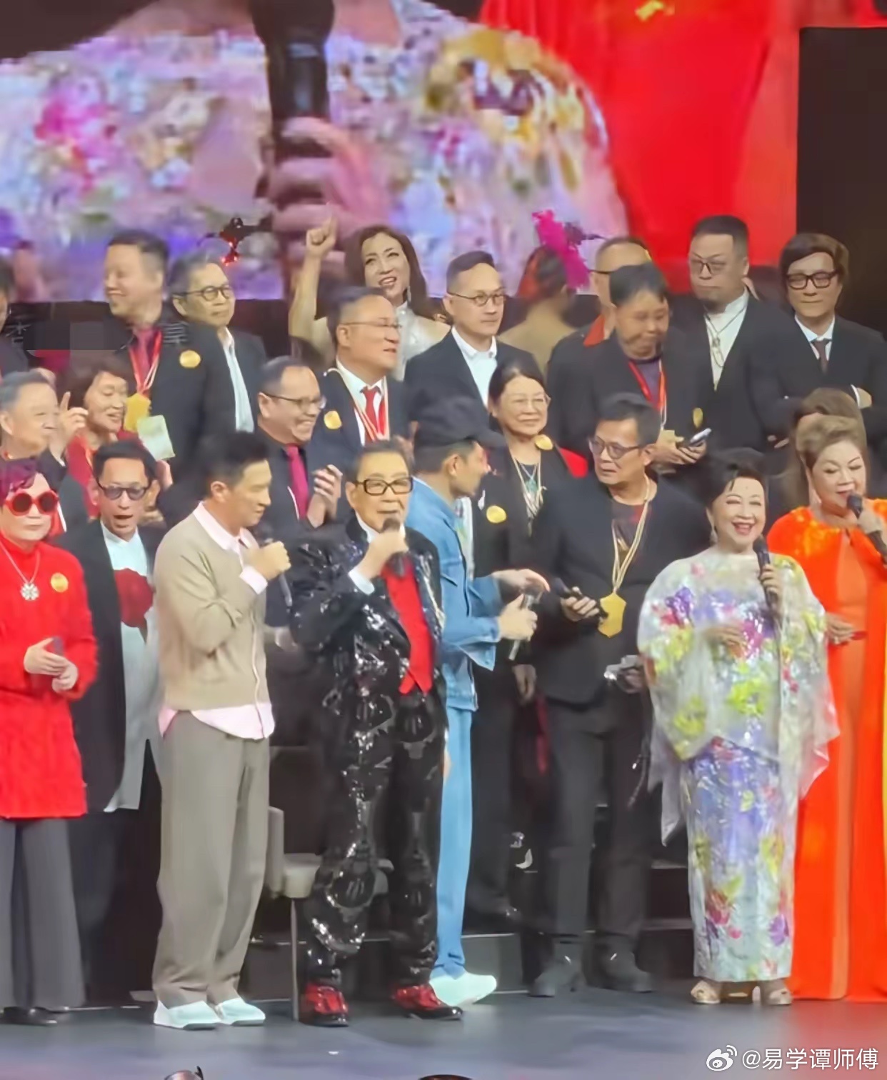 原来，胡枫和李小龙是一个时代的人啊，并且，他还比李小龙大几岁年轻时的胡枫个儿挺高