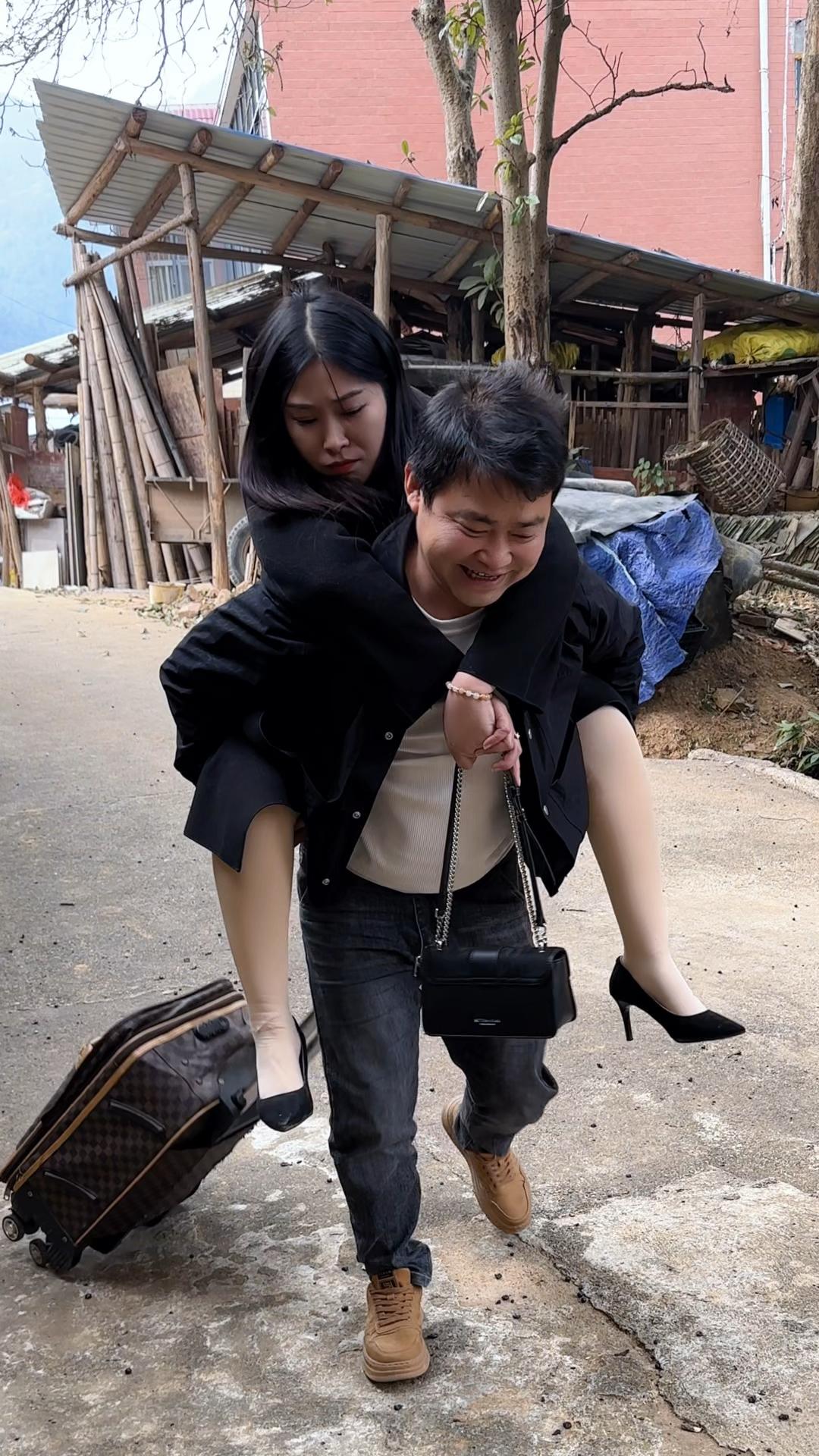 我同事是一个炫夫狂魔。今天她说，走路的时候发现一个水坑，老公立马蹲下来，背着她过