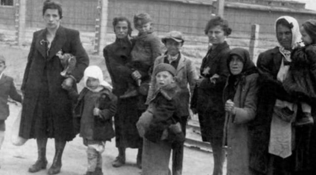 1944年，纳粹德国的集中营里，变态的纳粹士兵将女囚集中到广场，命令她们脱光衣服