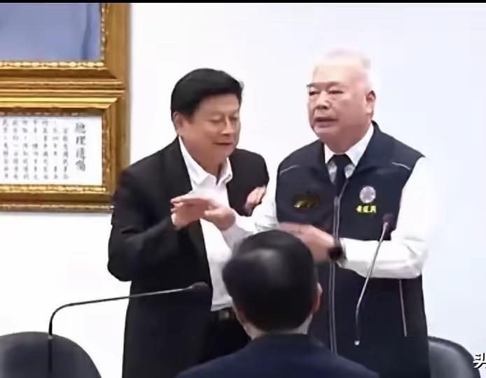 要给季连麟点赞！在昨天国民党的中常会上，在军购问题，作为国民党副主席的季连麟坐不