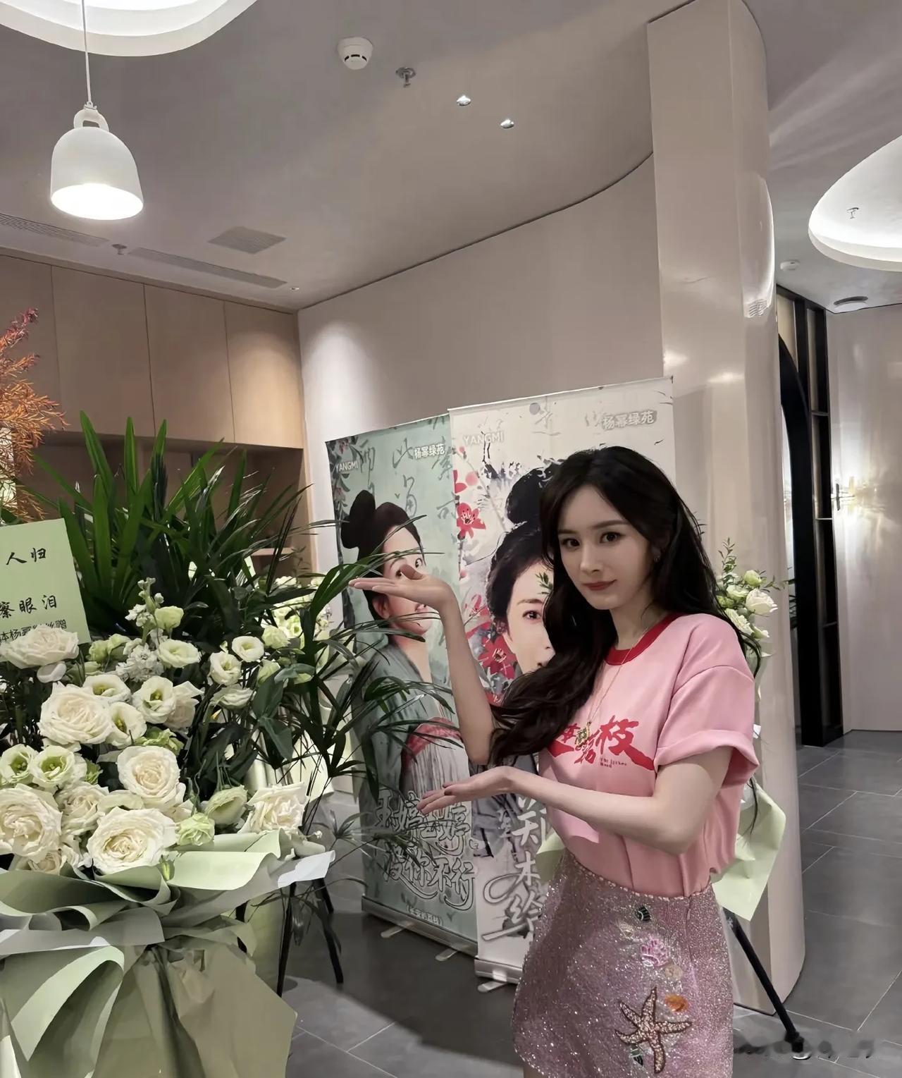 39岁的杨幂，这美少女感，太nice了，近日，杨幂参加活动美照，粉色系搭配真的好