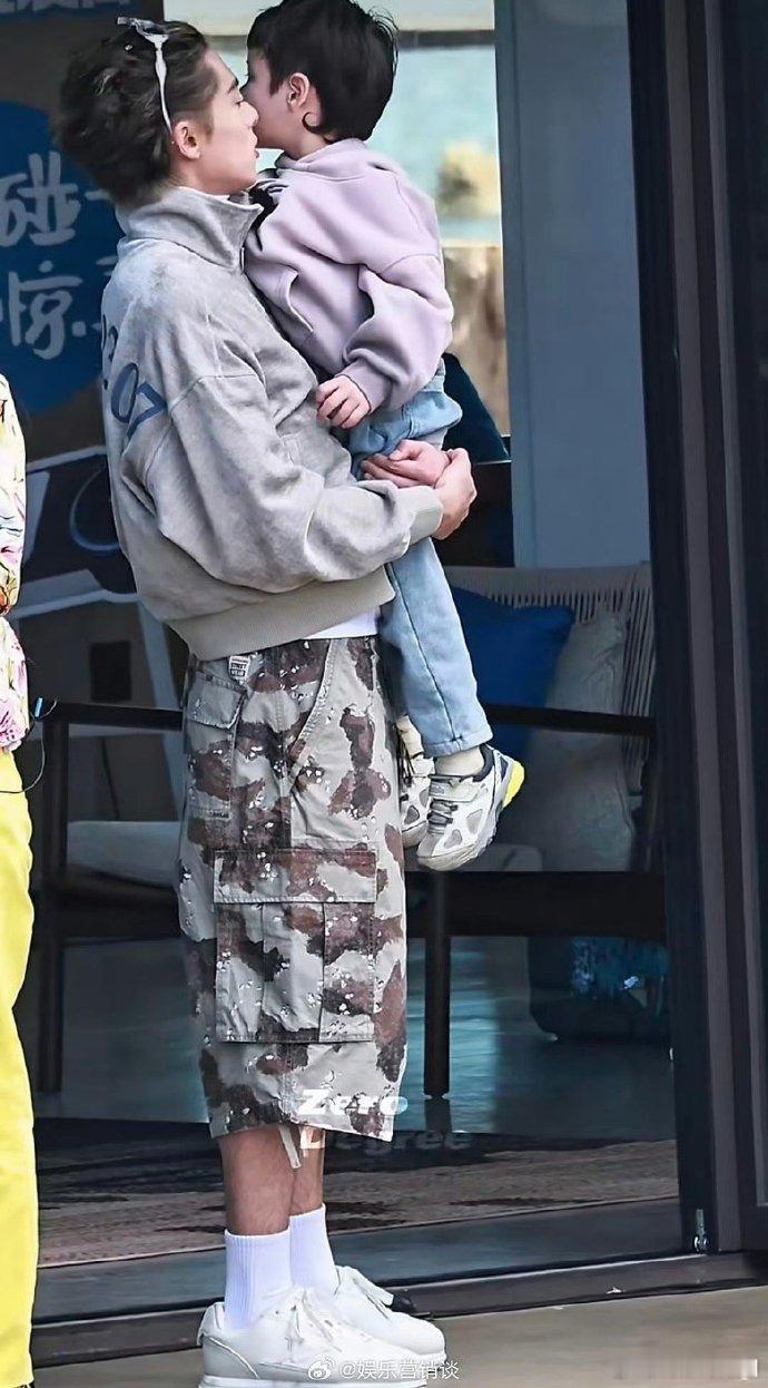 王鹤棣亲爱的客栈抱娃路透亲爱的客栈谁能拒绝温柔抱娃的王鹤棣，动作轻柔又细心，温柔