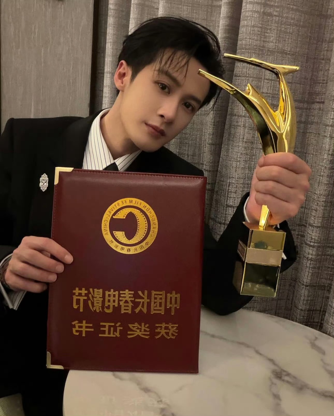 檀健次晒最佳男主角奖杯证书实至名归，努力收获幸福 ，继续努力期待更多优秀作品 ​