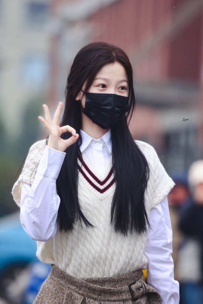 虞书欣留洋大小姐造型 虞书欣穿得好甜 虞书欣今日份《云初令》上班饭拍准时到~留洋