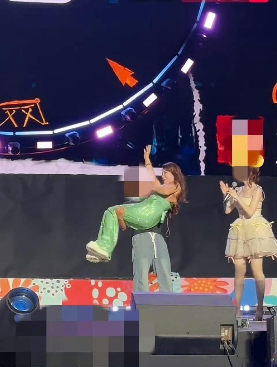 像乌兰图雅这样认真敬业的现象级女歌手，在自己的唱台上都得不到应有的尊重，为烘托气