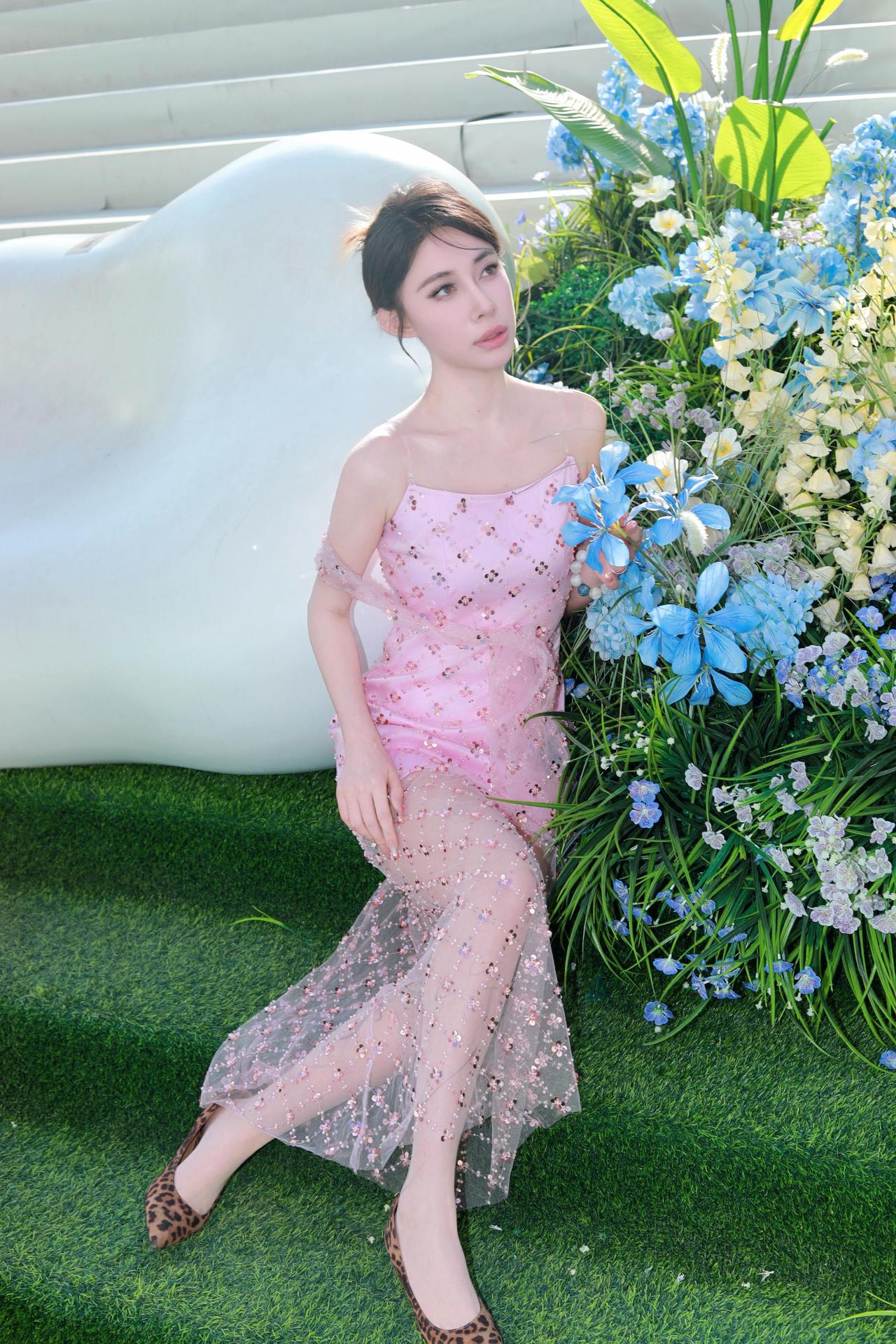 人像摄影约拍跟拍原创摄影美到发光 少女粉色玫瑰礼服 我镜头里的美女万象城春季人像