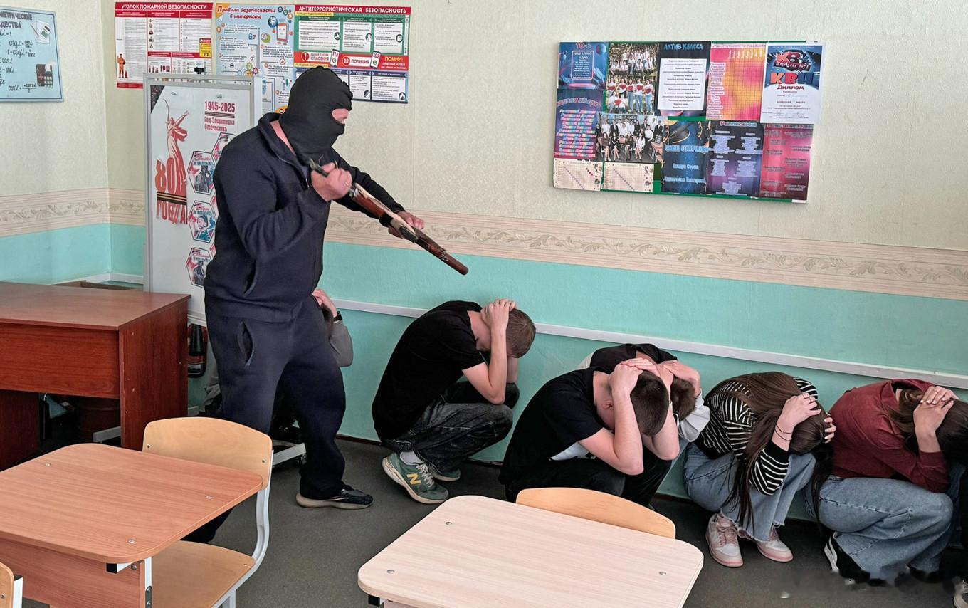 教育从娃娃抓起，在乌克兰占领区，俄罗斯人这么训练那些乌克兰小孩，教他们