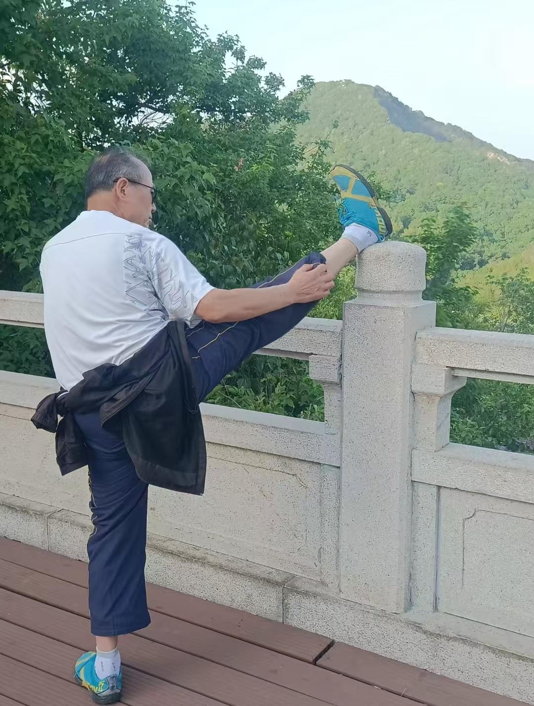 一位退休老医生说过：
五十岁以后，这15件事比吃药管用。

1、吃饭别赶，七分饱