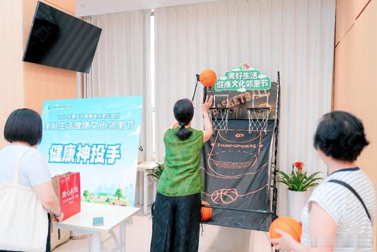 捐资助学公益活动在重庆渝中举行 8月20日，重庆渝中区南纪门街道联合渝中区慈善会