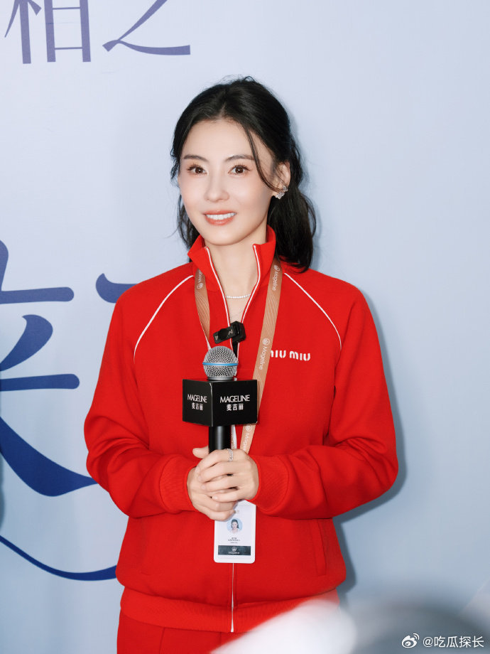 张柏芝红色运动服 张柏芝闪现武汉扫楼，她穿着红色运动套装在人群中格外亮眼，面对镜