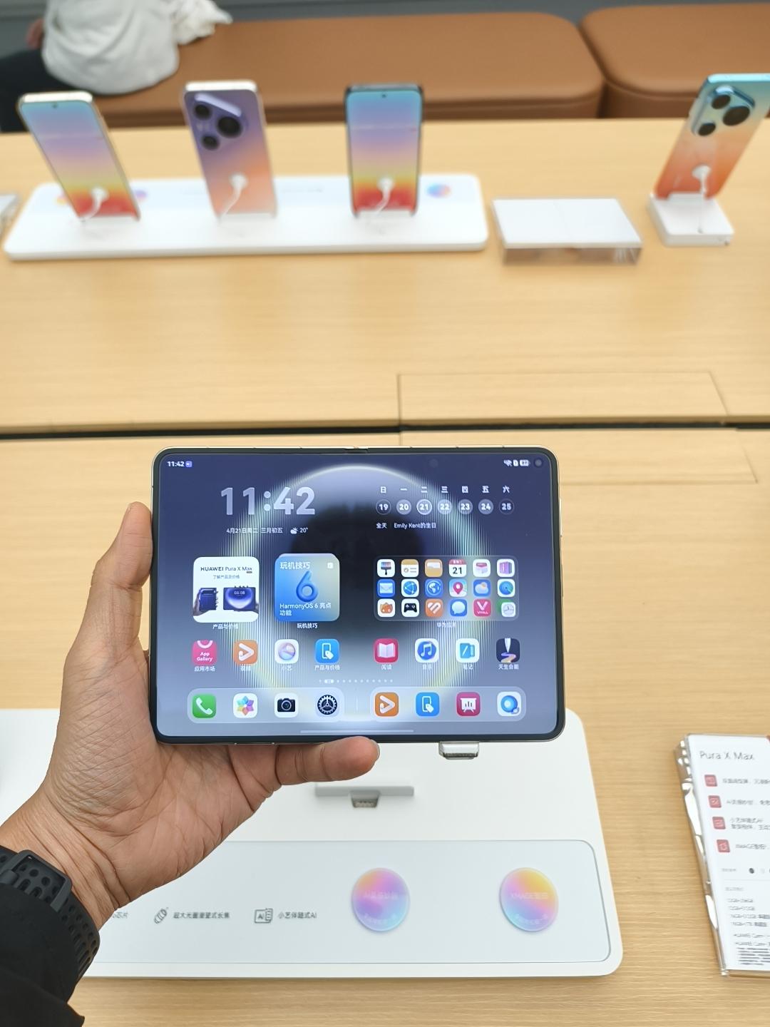 体验了一下华为Pura X Max，手感好，很丝滑。

今天中午，吃完饭和同事一