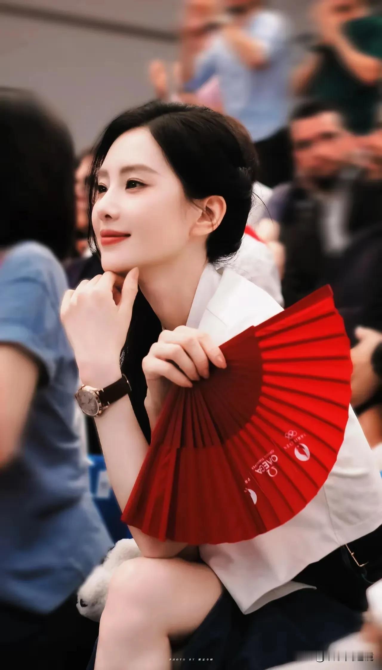 巴黎奥运会上，娱乐圈的这个女人不停的卖弄自己，不停的拍照，不停的营销，网友们都有