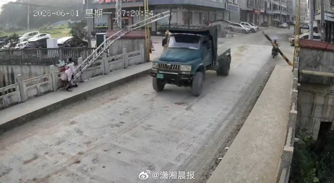【广西一#货车撞倒桥梁限高架导致2人被砸#，当地：致一人受伤，司机已被控制】#当