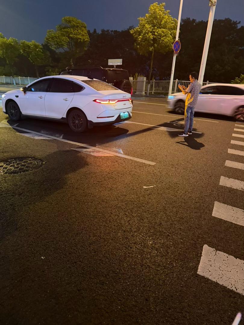 我他妈也是服了 下雨天打车 司机先是诡异的开错道 然后撞车 车上2个拉拉被撞晕了