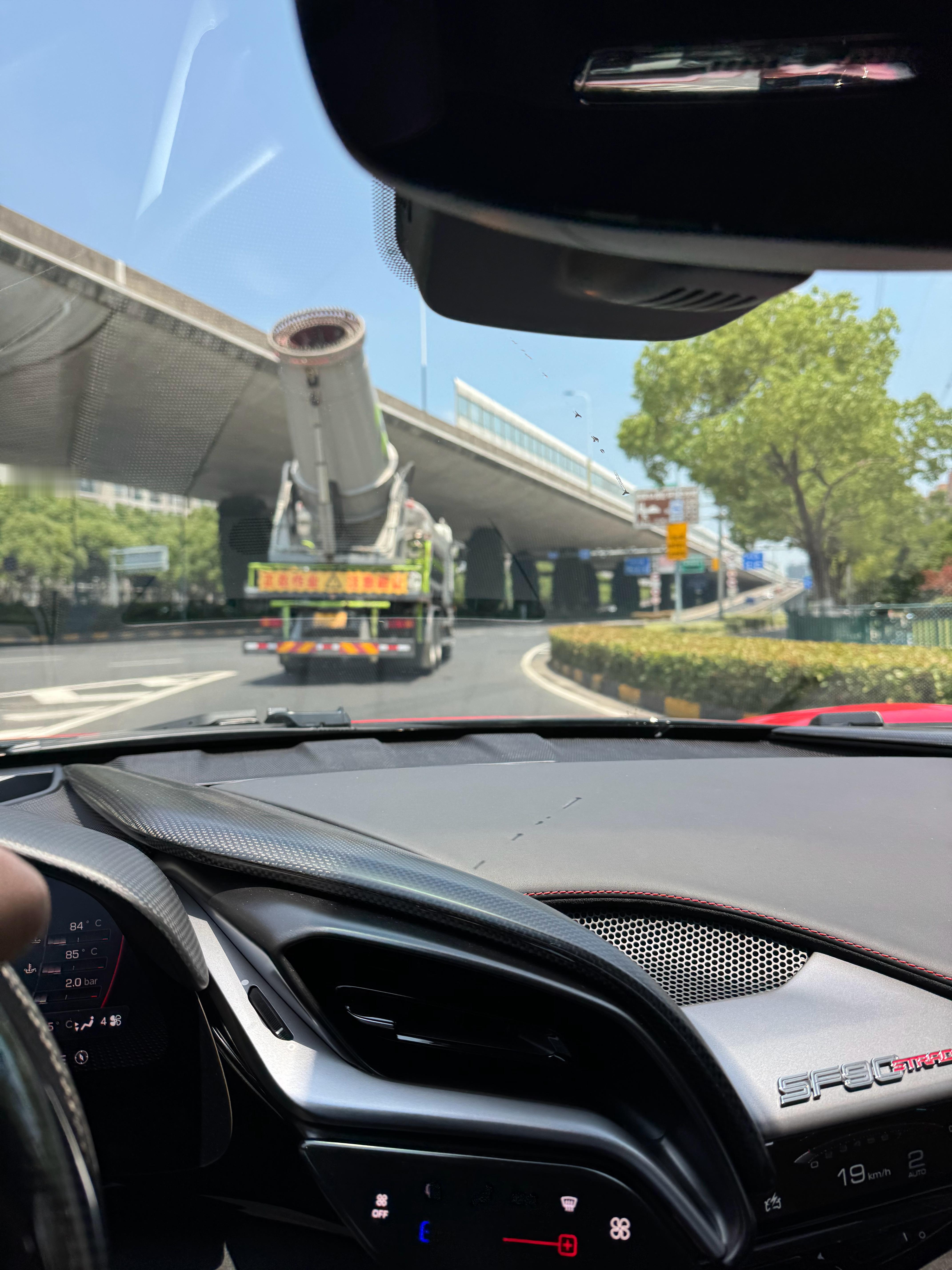 担心什么来什么 ！刚洗完车、雾炮车前面就要开喷了[允悲] ​​​