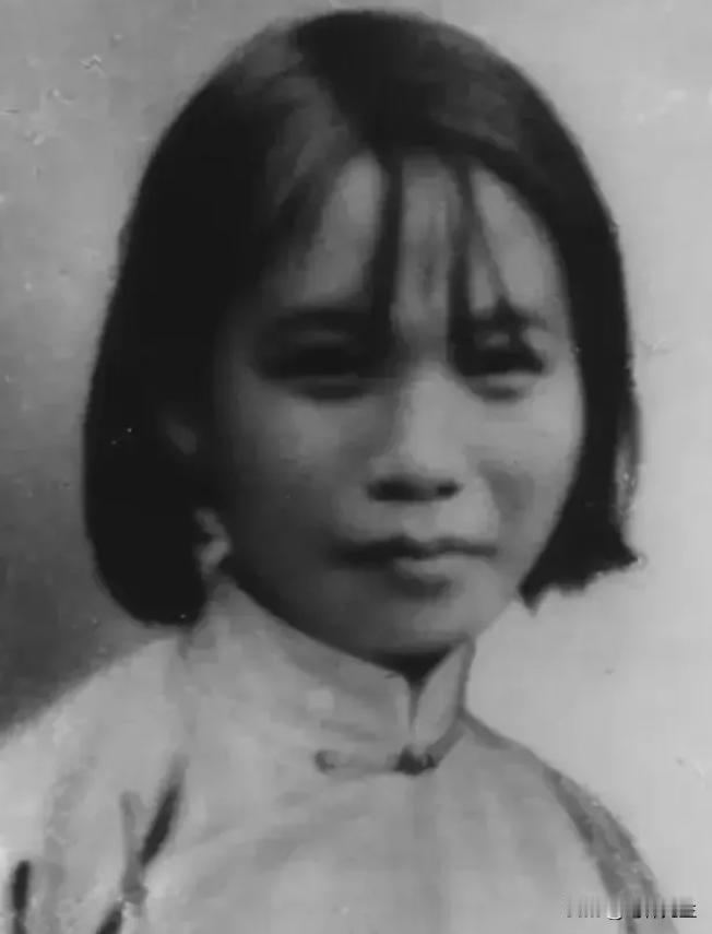 1943年，日寇把许如梅绑在村口的大树上，赶来附近的群众围观。不料，当敌人无耻地