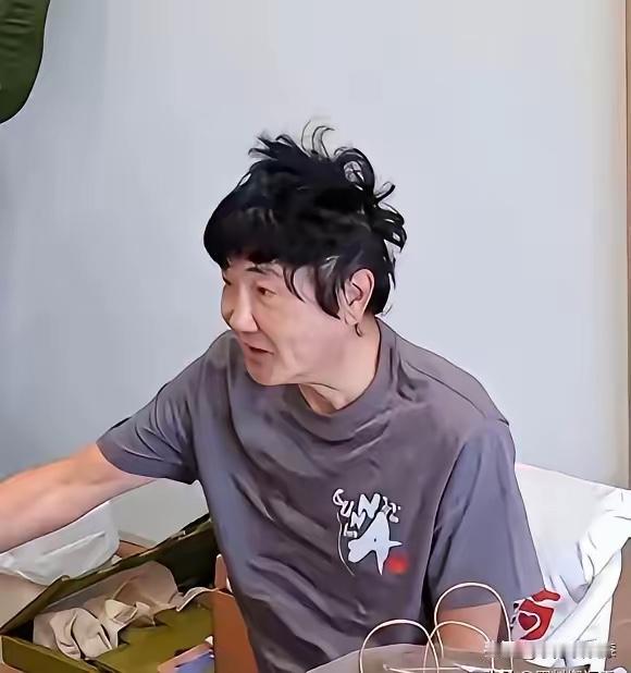 一头蓬松凌乱的头发，素面朝天的居家状态，和舞台上熠熠生辉的模样判若两人？如今卸下