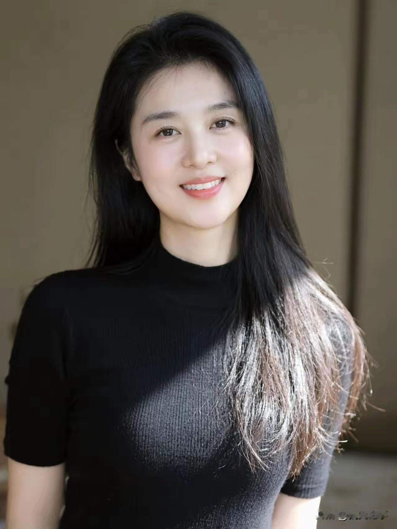 我一个女的都喜欢这样的女人，惊鸿一瞥的天然美，不是绝色，胜似绝色。镜头下，她一身