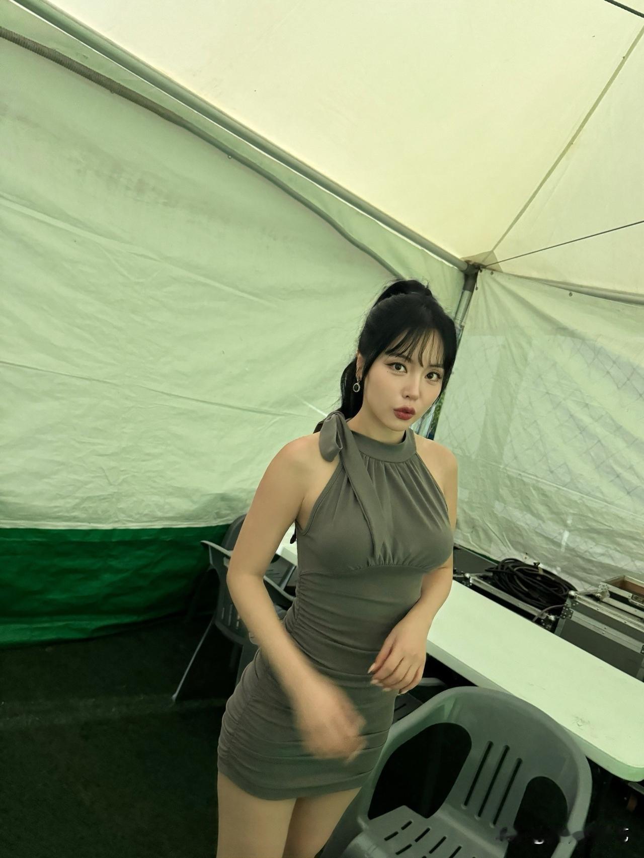 25日，歌手洪真英在Instagram上写道“因为大家在评论里批评我演出时总是穿