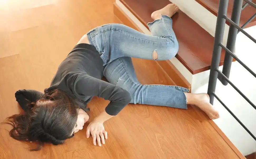 “这讹人的世道！”湖南岳阳，一女子穿着高跟鞋，一步三摇的去面馆吃6元的面，她一个