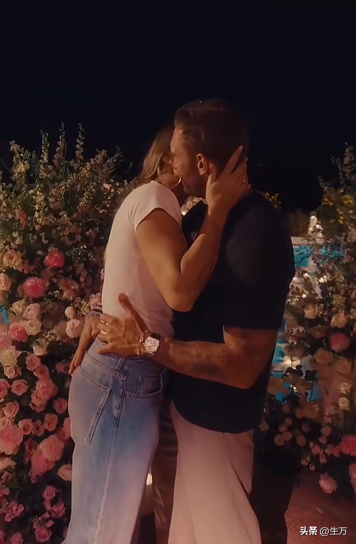 甜甜蜜蜜：萨巴伦卡被男友求婚成功了！

就在刚才，有媒体朋友在社交网络发了一段萨