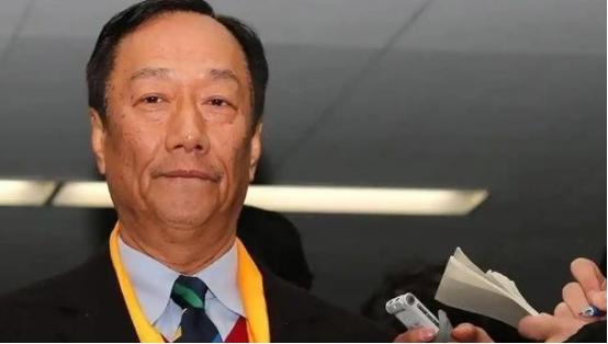 富士康崩得太突然！郭台铭绝对没料到，以前大陆工厂灯火通明的代工巨头，如今像破气球