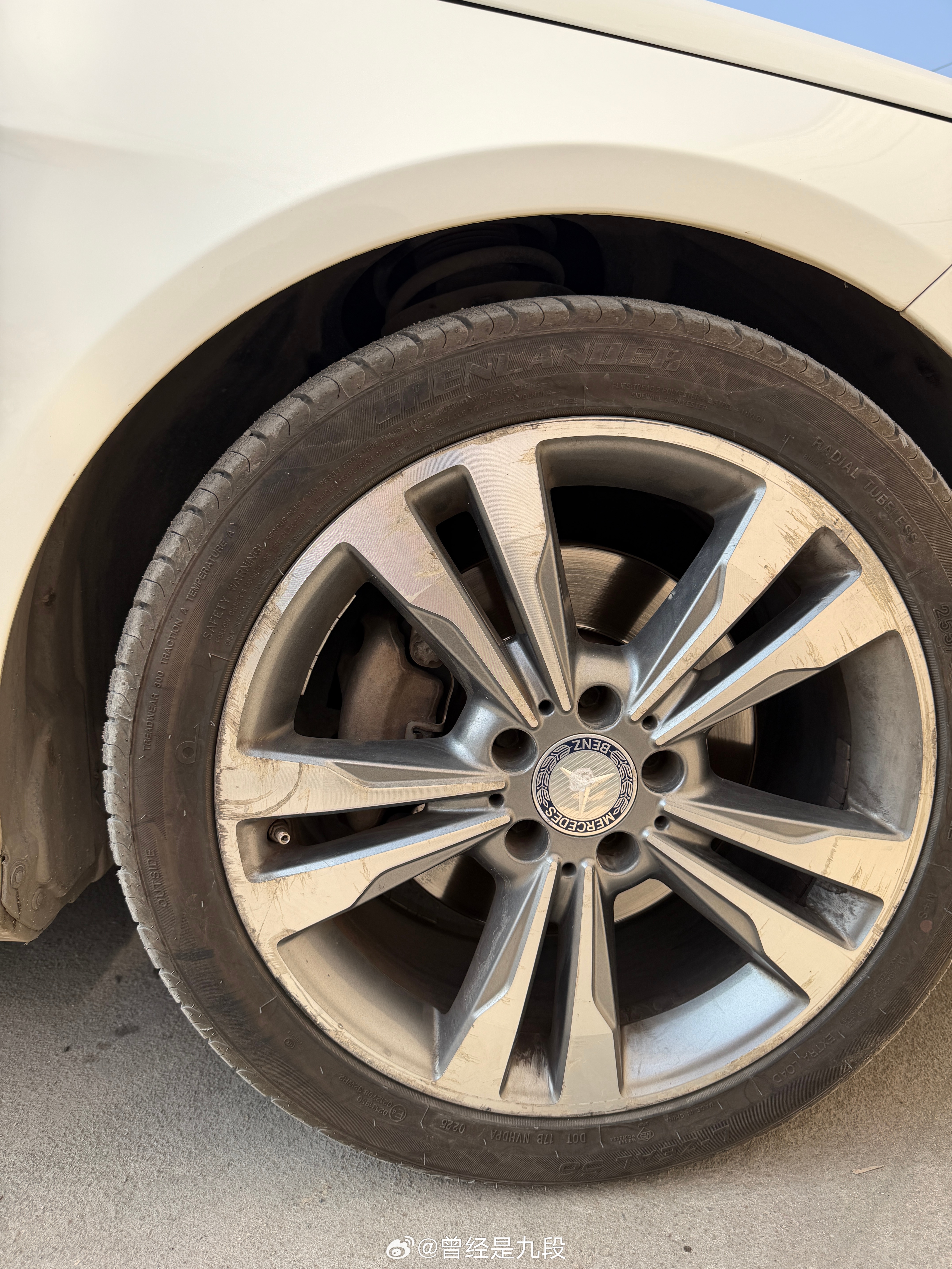 老款奔驰E……180L，这个型号太少见了。然后，这车前悬挂竟然是麦弗逊的，太不奔