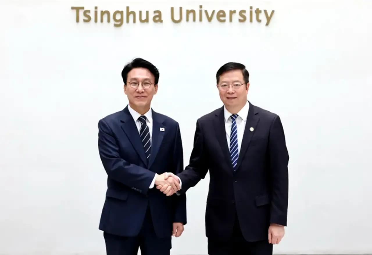 韩国国务总理金敏锡来到北京，访问了他曾经就读的清华大学。
金珉锡一身蓝色西装，笑