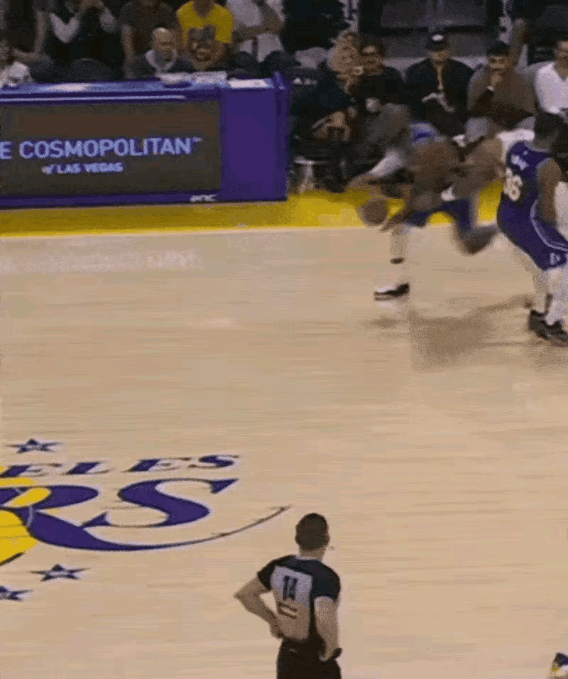 老詹好像对篮球过敏，跌跌撞撞的[捂脸]