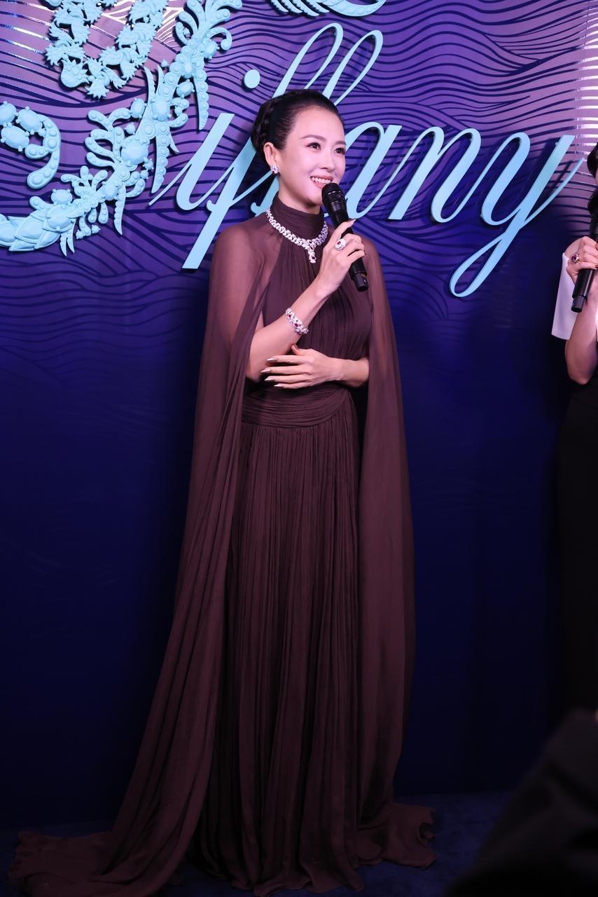 今天章子怡在出席时尚活动的时候搭配的很有女神范儿，气质超好，真的是太美了。

章