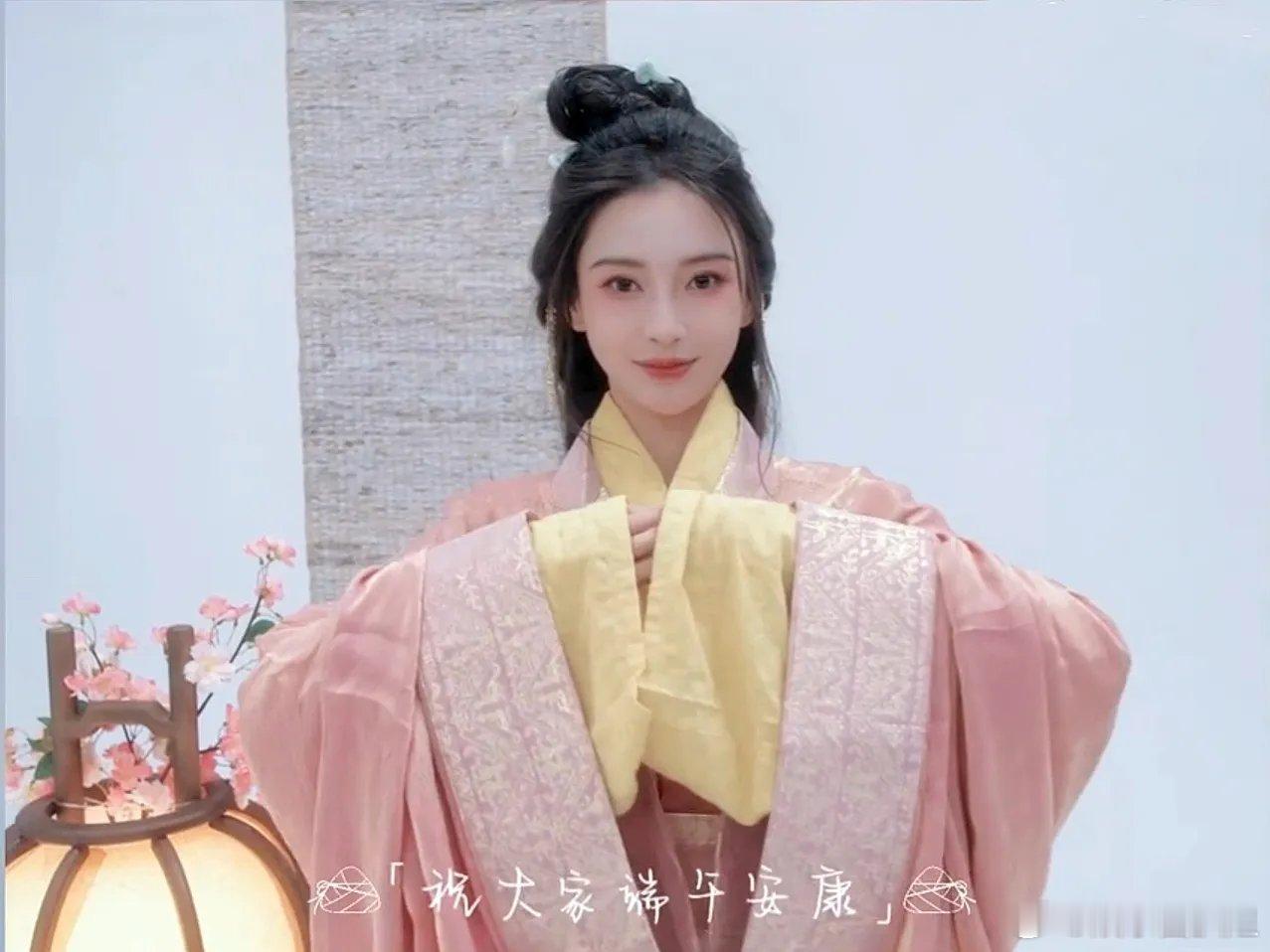 #Angelababy汉服少女#如今的杨颖虽然已经当了妈妈，但她的容貌却没有一丝