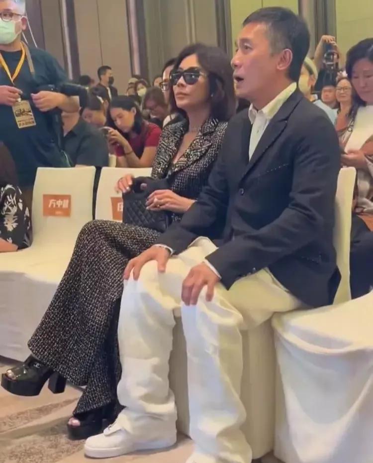 梁朝伟出席《金手指》电影定档发布会，下台后看到刘嘉玲，他松了一口气，感觉放松了很