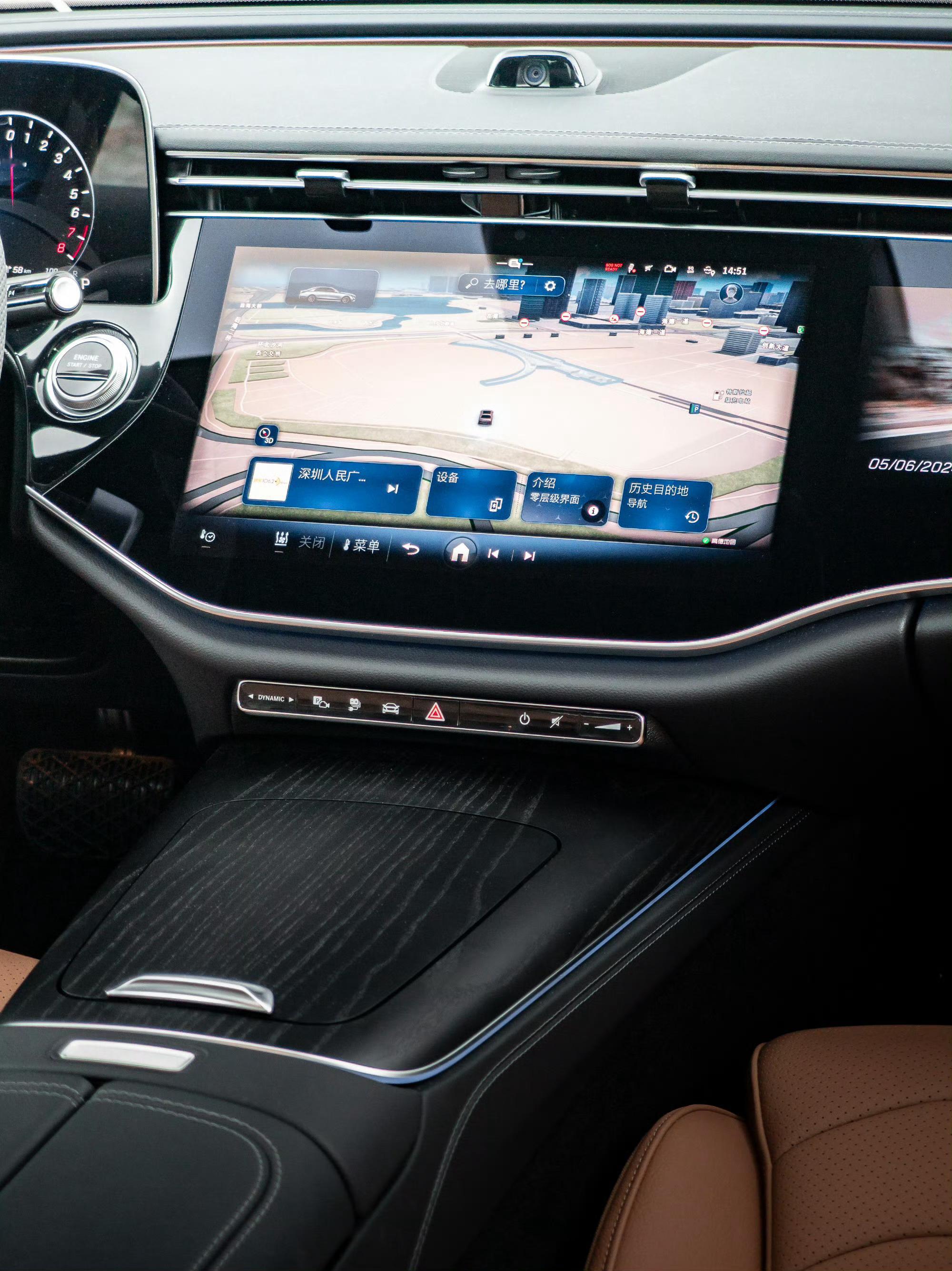 我认识好几个朋友都是开着智能电车，车企玩命把车机优化到很好用，但他上车就开car