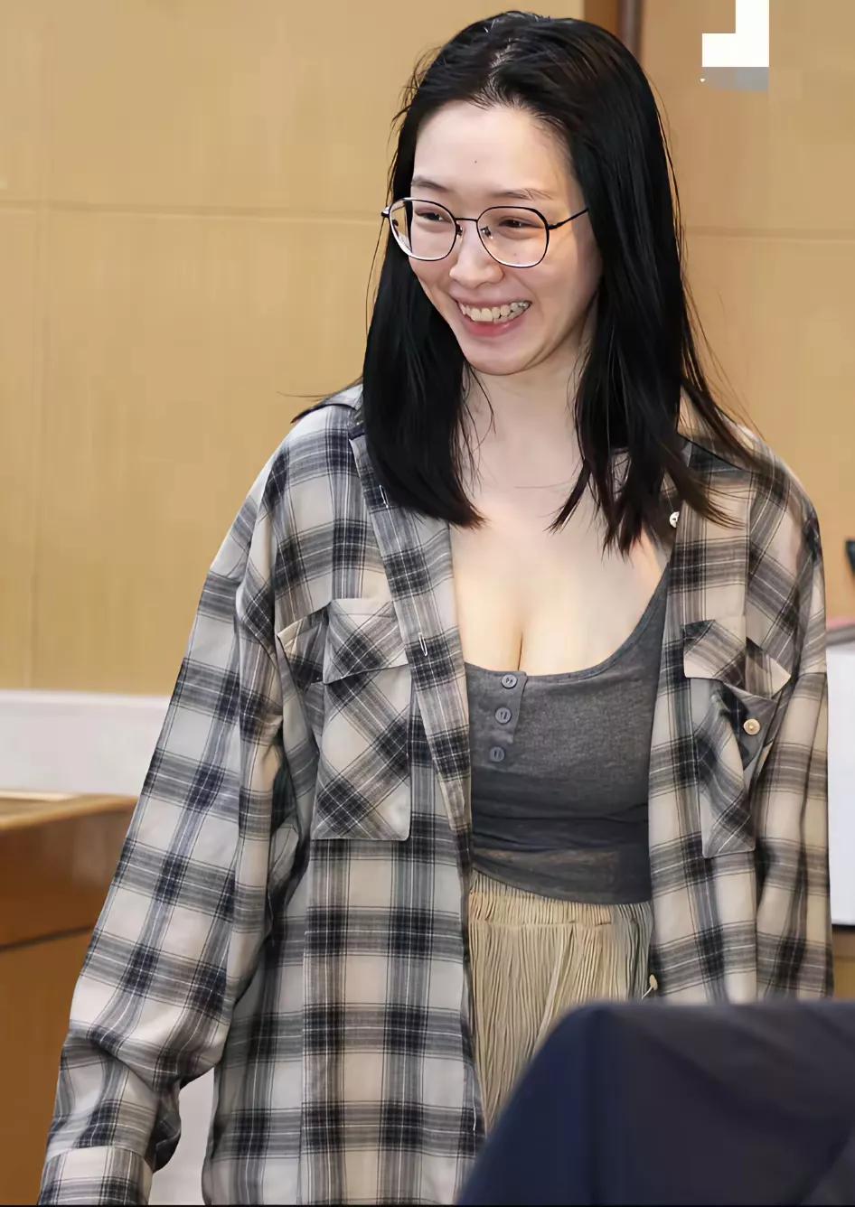 [陈志台湾女秘书火了。]
太子集团陈志在台湾的女秘书被检方传讯，然后乘交保之机爆