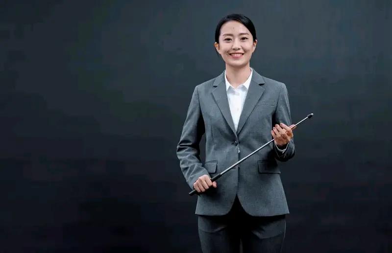 一个网友说：
我搞销售三十年，发现教师，医师，律师是最难成交的三种人。
教师还好