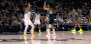 NBA赛场镜头：
   以文班亚马的身体条件，如果有一个会传球的后卫，那么文班亚