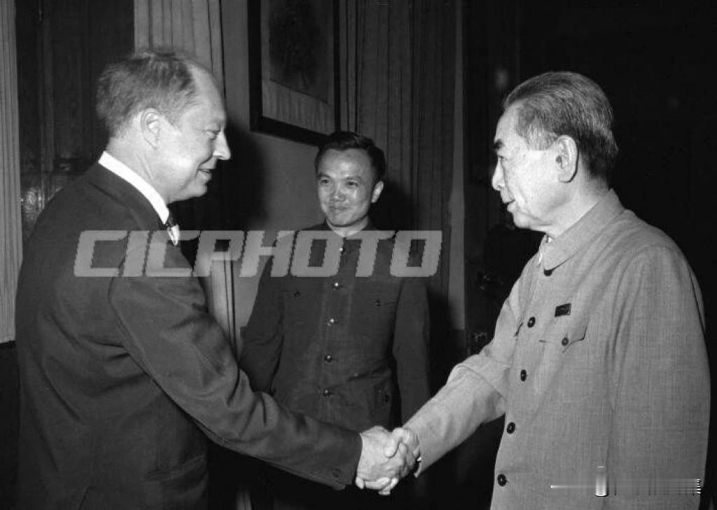 1963年6月1日，周总理在北京接见了巴基斯坦国际航空公司总经理马立克·努尔汗和